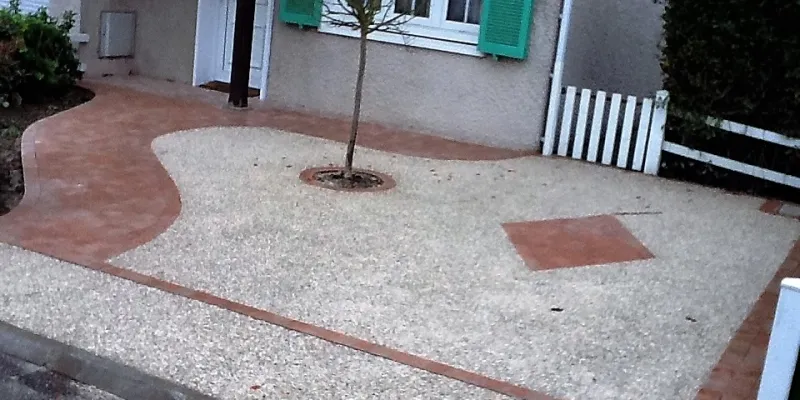 Aménagement de l’entrée en pavés et béton désactivé